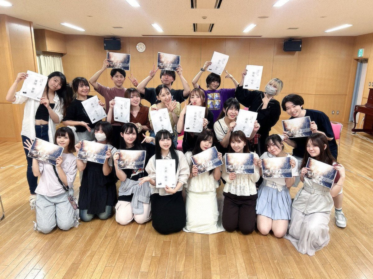 pastelcarat's tweet photo. どーも、演出の僕です。
9月 #舞台ハレーション
本日は顔合わせ＆ミザンス付け稽古でした！

一人一人に人生がある。
なんだかほっこりするような、
くすっとしちゃうところもあるような、
僕には書けない素晴らしいお話です✨

🎫予約フォーム
S席
https://t.co/JZ2jHVb7AM
A席
https://t.co/DT4bq54W5X

📺️出演キャストCM
https://t.co/qY7AmtiqyS
🎉エールカード
https://t.co/rFpiI1xJqy