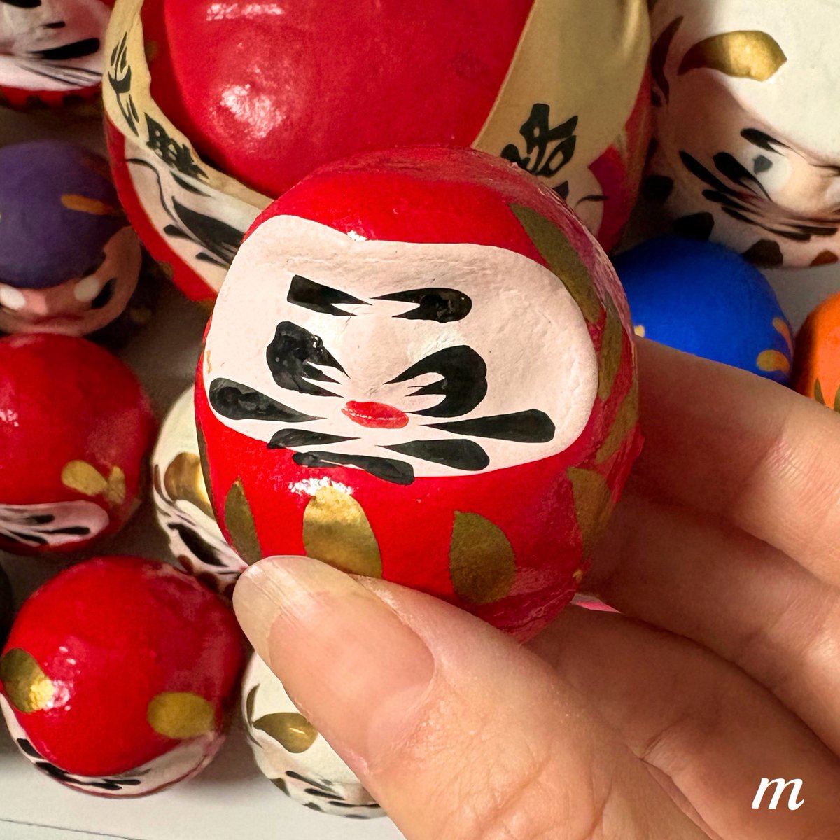 mitchell_39091's tweet photo. とにかく見てくれ展5、本日スタート！

神社などへお返しする前に……。
小だるまたちになんらかの装飾を施して愛でようかなと。
ゆるいペースでゆるい工作&amp;手芸を楽しもうと思います。
完走を目指して頑張ります✨

エントリー番号 030
#とにかく見てくれ展5

@toni_mite https://t.co/zRLbAl72zf