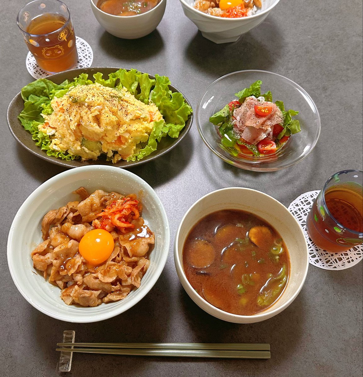 gourmetyaming's tweet photo. 夕飯だよー！

ポテサラ　カプレーゼみたいなの
豚丼　茄子とししとうの赤味噌のお味噌汁

#おうちごはん #夕ごはん
#やみんごはん https://t.co/JyQUIJQat5
