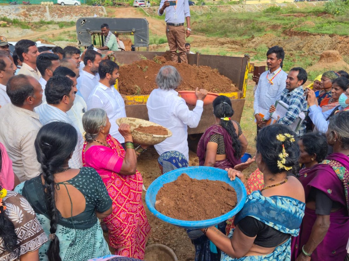 VBGRAMGKAR's tweet photo. ಮೈಸೂರು ಜಿಲ್ಲೆಯ ಹುಣಸೂರು ತಾಲ್ಲೂಕಿನ ಕರೀಮುದ್ದನಹಳ್ಳಿ ಗ್ರಾಮ ಪಂಚಾಯಿತಿಗೆ ಇಂದು ಮಾನ್ಯ #RDPR ಸಚಿವರಾದ ಶ್ರೀ @eshwar_khandre ಅವರು ಭೇಟಿ ನೀಡಿ, ಕಾಮಗಾರಿ ಸ್ಥಳದಲ್ಲಿ ಕೂಲಿಕಾರರೊಂದಿಗೆ ಸಂವಾದ ನಡೆಸಿದರು.

ಕೂಲಿಕಾರರ ಆರೋಗ್ಯಕ್ಕೆ ಆದ್ಯತೆ ನೀಡಿ, ಸ್ಥಳದಲ್ಲೇ ಆರೋಗ್ಯ ತಪಾಸಣೆಯನ್ನೂ ಆಯೋಜಿಸಲಾಗಿತ್ತು.

#VBGRAMG https://t.co/BBtahHKKCH