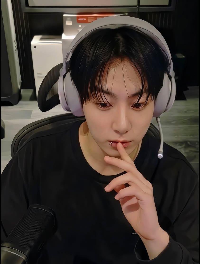 97Jungukk's tweet photo. Do you think Jungkook would choose a quiet night at home over a big party?

Yes / No https://t.co/idnFFnuCXS