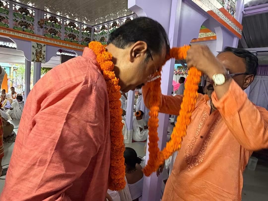 Rajib4BJP's tweet photo. এক অত্যন্ত পবিত্র ও ভক্তিপূর্ণ পরিবেশে, আজ খোয়াই জেলার সম্মানীয় সভাপতি শ্রী সমীর দাস মহোদয়ের নিজ বাসভবনে এক পুণ্য 'বৈষ্ণব সম্মেলন'-এর আয়োজনে অংশগ্রহন করি।

এই মহতী ধর্মীয় অনুষ্ঠানে উপস্থিত থেকে অগণিত ভক্তবৃন্দের সাথে মিলিত হই এবং পরম শ্রদ্ধার সাথে মহাপ্রসাদ গ্রহণ করি। https://t.co/F6S2i2Ksln