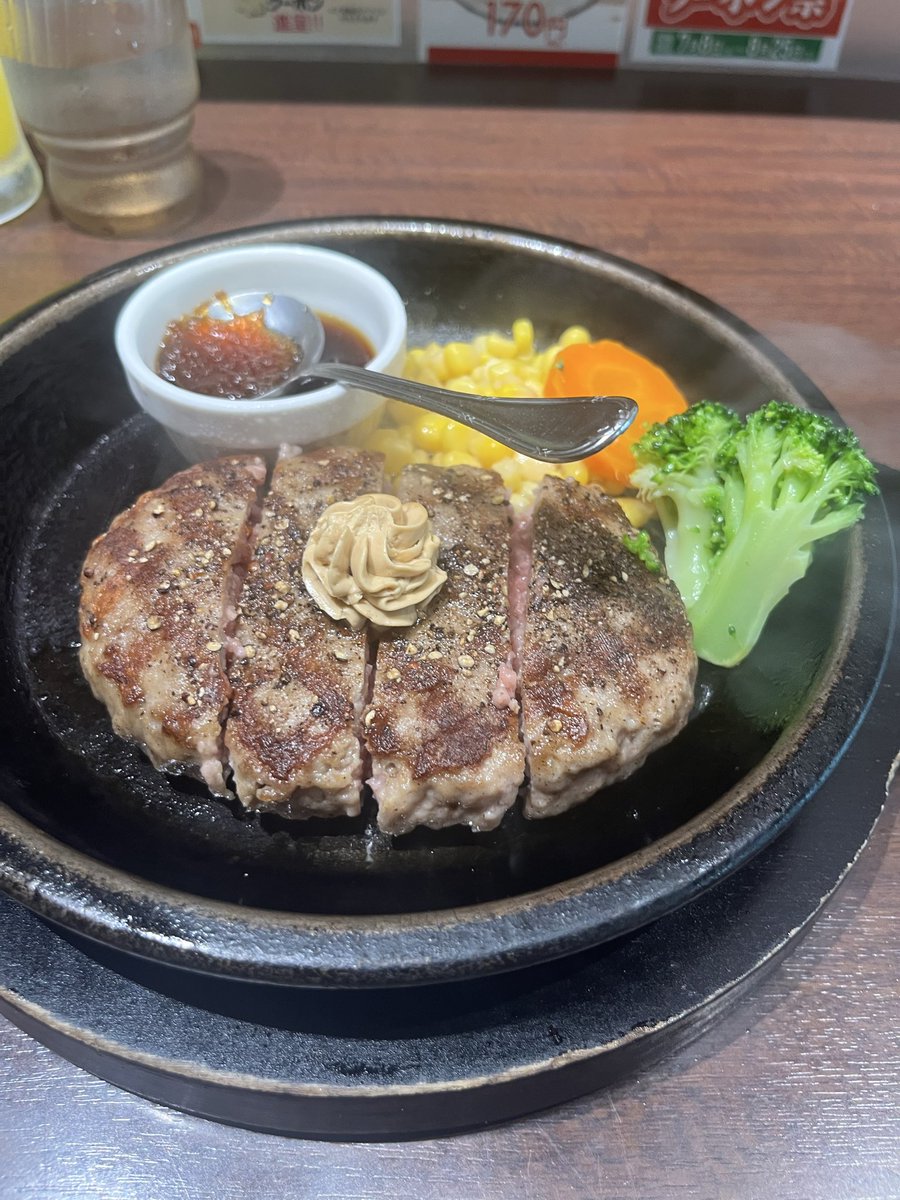 freemashroom's tweet photo. 腹ペコには弾丸ハンバーグよ。
ハッキリ分かんだね。
#いきなりステーキ　#夜飯　#ハンバーグ https://t.co/KlIFEPMlj5