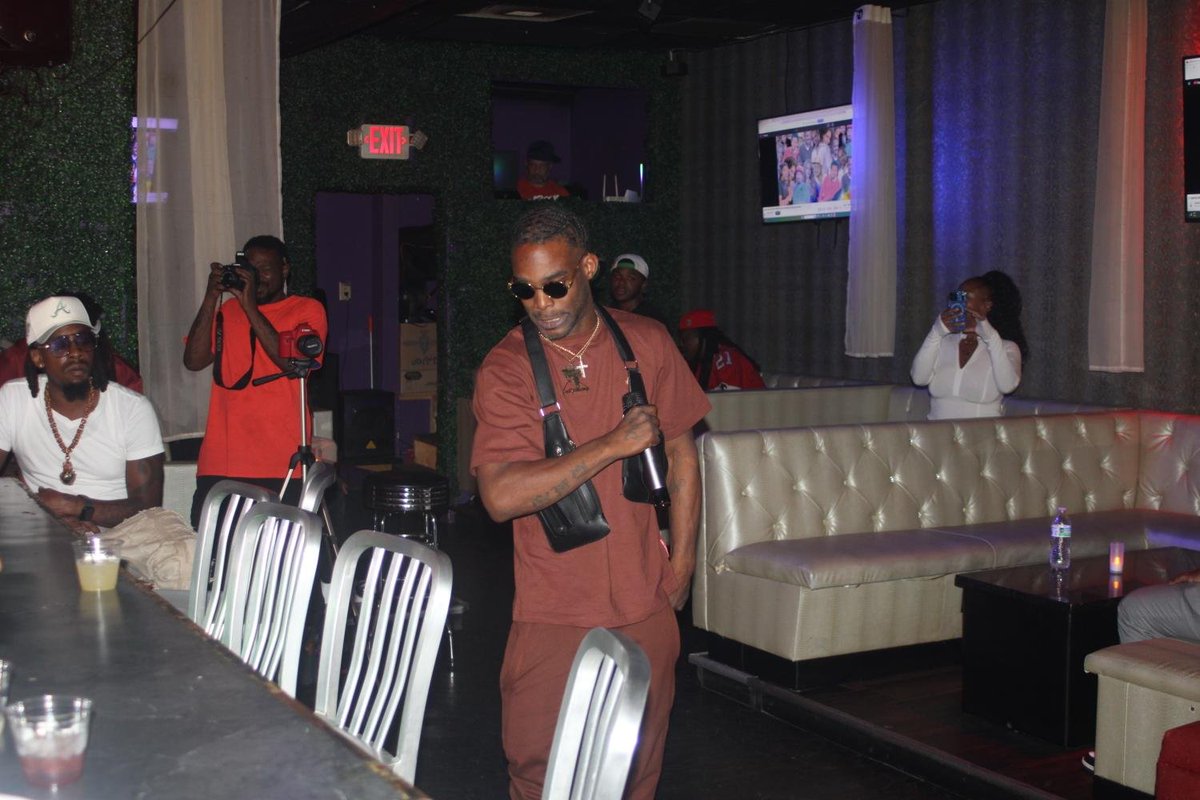 dubzway's tweet photo. I mastered looking people in their face and not listening to shi they say https://t.co/zv8EzyJX2A