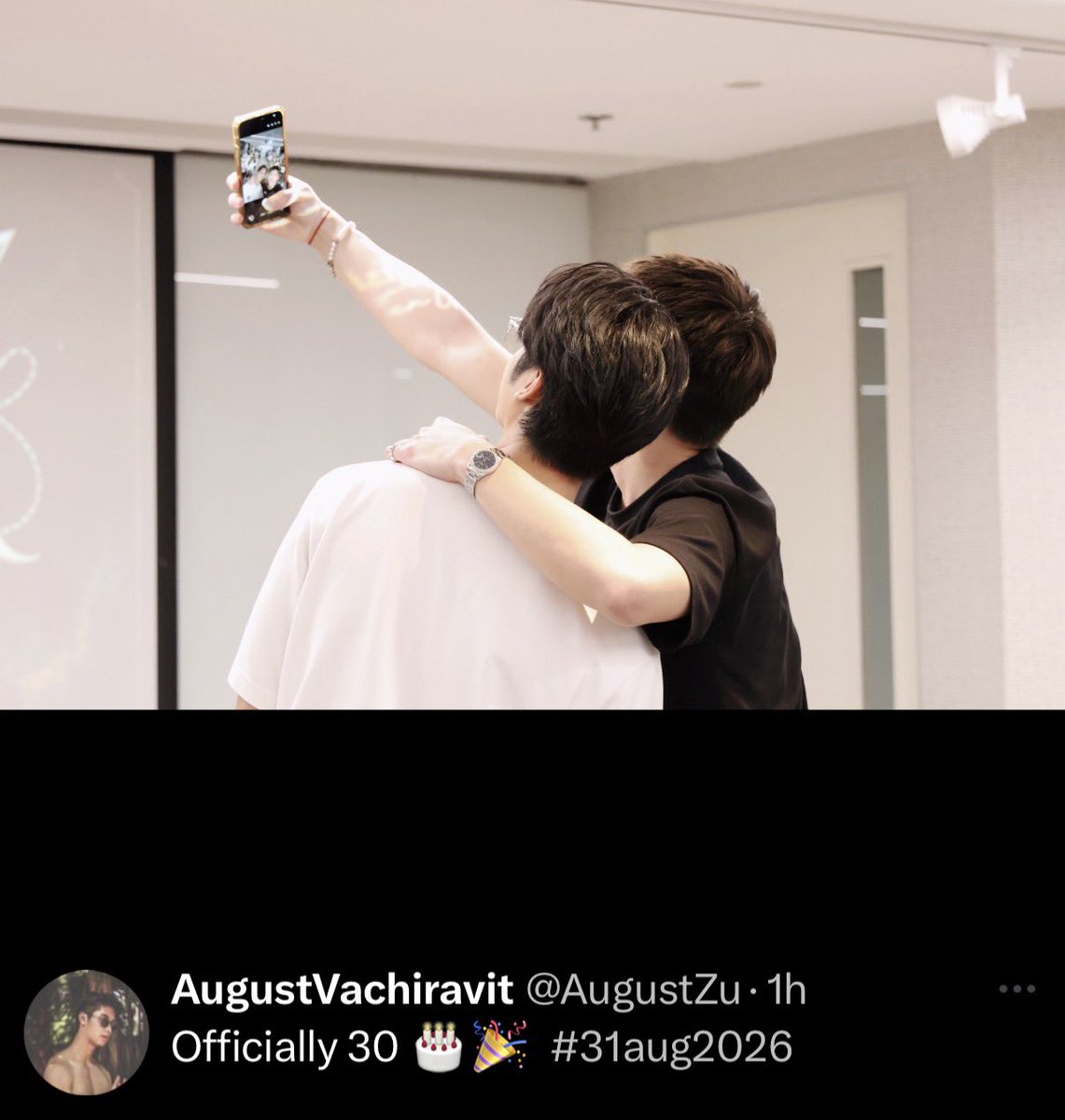 paaamblr's tweet photo. อ่าาา แล้วพระเมะก็คือลงรูปอวดบี๋ทุกช่องทางไปเลยสิคะ ไม่ชอบเลยคนขี้อวดเนี่ยแต่ก็เข้าใจได้แหละบี๋น่ารักใครก็อยากอวด 😌

#AugustLeng
#AugustVachiravit #LengThanaphon https://t.co/eqgtcgtKo4