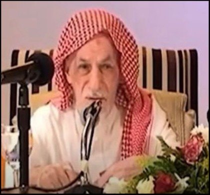 BMthar's tweet photo. أتيته مرةً مستفتيًا أنا وصديق لي في الرئاسة العامة للبحوث العلميَّة والإفتاء صباحًا، فلمَّا رأيته أول مرةً ظننته العامل في مكتب الشيخ المعني بفتح المكتب وإغلاقه.

حيث كان يحمل مفاتيح في يده، متواضعًا في ملبسه، لم أعرفه إلا حين دخل مكتبه وجلس على الكرسي، سألته بعض الأسئلة، ثم ذهب يحمل كرتون كتب فوق رأسه، عرضتُ عليها حملها فرفض رحمه الله تعالى.

أدركته مرةً أخرى في درس أيام الحج في منى، وما زالت طرفة ذكرها في ذلك المجلس عالقة في ذهني، رحم الله الشيخ الأصولي الفقيه عبدالله آل غديان التميمي( 1345- 1431).

لم يترك الشيخ كبير تأليف، لكنه كان عالمًا صادقًا ناصحًا.