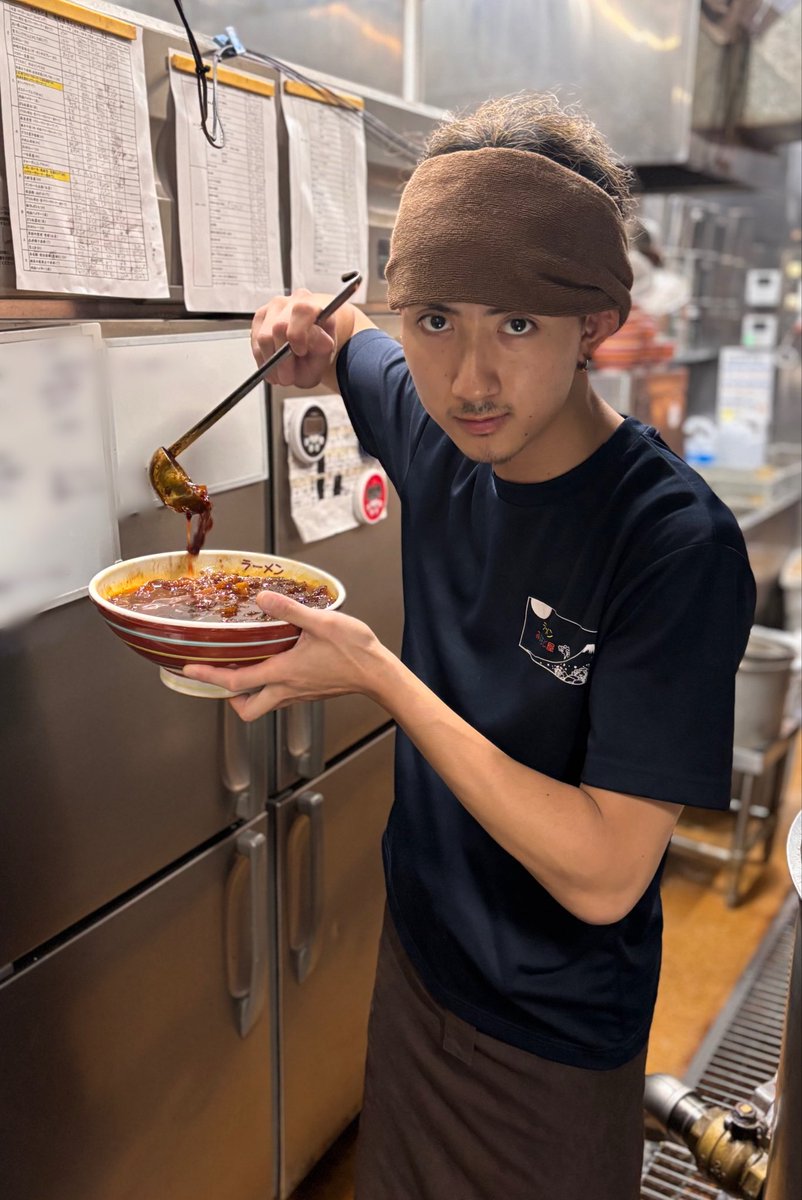 menya_togashi's tweet photo. こんばんは！🗻🌈
ラーメンみなもと屋のハ���トです‼️😁

9月限定麺の詳細です！👇🏻

【商品名】
みなもと旨辛チーズ背脂まぜそば
〜背徳の境地〜

【価格】
● 旨辛チーズ背脂まぜそば
〜背徳の境地〜 1250円

● みなもと旨辛チーズ背脂まぜそば
〜背徳の境地〜 1480円

●肉増し！旨辛チーズ背脂まぜそば
〜背徳の境地〜 1700円

【麺量】
●並盛200g
●大盛300g(同料金)
●特盛400(＋100円)

【元気トッピング】
チーズソース増し180円
(基本的に麺にのせる形でのご提供となります。)

【選択項目】
●味付背脂の量(少なめ、普通、多め、MAX+100円)

●辛さ(小辛、中辛、大辛)

●ニンニクの量(なし、少なめ、普通、多め)

ニンニクの量は、食券の受け渡し時に口頭でお伺いいたします。

【テイクアウト】
不可

【販売期間】
9/1-月末頃まで

【おすすめの召し上がり方】
着丼したら下からよくかき混ぜてから、お召し上がりくださいませ！濃厚なチーズソースと今回1番こだわったヤミツキの旨辛味付背脂が麺によく絡み、最高にジャンキーな味わいを楽しめます❗️😋

ここから先はご自由です！😏

チャーシューにかぶりつくもよし、卓上のニンニク一味でさらに辛く、さらにジャンキーにするもよしです‼️👍

味付背脂をMAXにしたり、元気トッピングのチーズソース増しでさらに背徳を極めることもできますので、ぜひ自分だけの背徳の境地へいってらっしゃいませ‼️🙌

【エピソード】
9月の限定麺は、以前みなもと屋で大河さんが販売していた、｢濃厚背脂まぜそば〜背徳の境地〜｣に自分なりのアレンジを加え、最強の背徳感に仕上げさせていただきました♡😉

味付背脂‼️チーズソース‼️巻きチャーシュー‼️特製旨辛マヨ‼️……皆様が大好きなものを詰め込んだ、まさに夢の1杯です。☺️

まだまだ知識の浅い僕は、今回初めて作る食材が多く、どこから手をつけていいか困っていました…💦しかし、先輩方の力をお借りし、満足できるクオリティに完成させることができました！🔥

大河さんには以前のレシピを教えてもらい、試作の際は全面的にバックアップしていただきました❗️今はもう違う店舗になってしまいましたが、質問があって連絡した時は丁寧に教えてくれて、しっかりと美味しいまぜそばのベースが完成しました‼️✨️

チーズソースといえばこの人…‼️
しゅうと店長からはチーズソースの作り方を教えてもらいました！😊
以前かいじ泉店で一緒に働いている時に作っていたチーズソースがとても美味しかった記憶があり、試作の際に連絡し、助けてもらいました❗️☺️

そしてもちろん、みなもと屋店長岡崎さんです❗️🔥何度も試食をしてもらい、岡崎さんのアドバイスのおかげでより研磨され、僕の力では出せなかったクオリティまで押し上げることができました‼️💪

自分の力だけでは到達できなかった「背徳の境地」に、頼もしい先輩方のおかげで届くことができました❗️🔥

大河さんから受け取ったバトンを握って、走り抜きます‼️

1ヶ月間よろしくお願いいたします‼️‼️