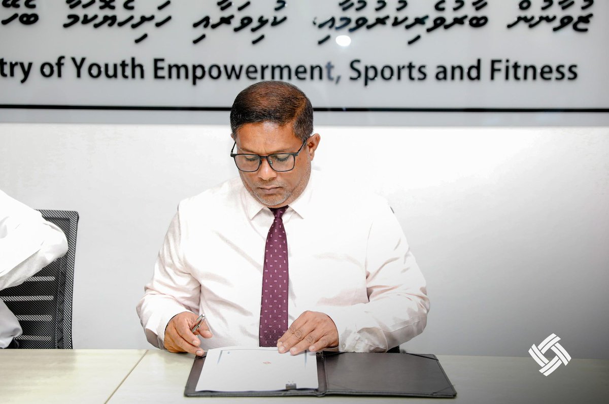 rdcmaldives's tweet photo. ތ.ތިމަރަފުށި ފިޓްނަސް އެންޑް ރެކްރިއޭޝަން ސެންޓަރ މަރާމާތު ކުރުމުގެ މަސައްކަތުގެ އެއްބަސްވުމުގައި މިނިސްޓްރީ އޮފް ޔޫތު އެމްޕަވަރމަންޓް، ސްޕޯޓްސް އެންޑް ފިޓްނަސްއާއި މި ކޯޕަރޭޝަނާއެކު މިއަދު ވަނީ ސޮއި ކޮއްފައެވެ. މި އެއްބަސްވުމުގައި މިނިސްޓްރީ އޮފް ޔޫތު އެމްޕަވަރމަންޓް، ސްޕޯޓްސް އެންޑް ފިޓްނަސްގެ ފަރާތުން ސޮއި ކުރެއްވީ މިނިސްޓަރ އޮފް ޔޫތު އެމްޕަވަރމަންޓް، ސްޕޯޓްސް އެންޑް ފިޓްނަސް، އަބްދުﷲ ރާފިޢު އެވެ. އަދި މި ކޯޕަރޭޝަންގެ ފަރާތުން މެނޭޖިން ޑިރެކްޓަރ އިބްރާހީމް ނަޡީމްއެވެ.

#TeamRDC