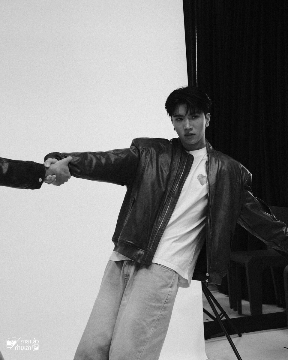 PhotoCraftphy's tweet photo. 📸 เอาเบื้องหลังเซ็ตถ่ายภาพของ #ซีคีน ใน #ถ่ายแล้วถ่ายเล่า มาให้ชมกันครับ
ฝากติดตามภาพเต็มและเรื่องราวหลังเลนส์ด้วยนะครับ
📸 3 กันยายนนี้ 18.00 น.
📍 YouTube @PhotoCrafphy

#SeaKeen  #GMMTV   #michaelchevas 
#แรงโน้มถ่วงระหว่างเรา #WEIRDO101Series #PhotoCraftphyxSeaKeen https://t.co/0VwvgLphuA