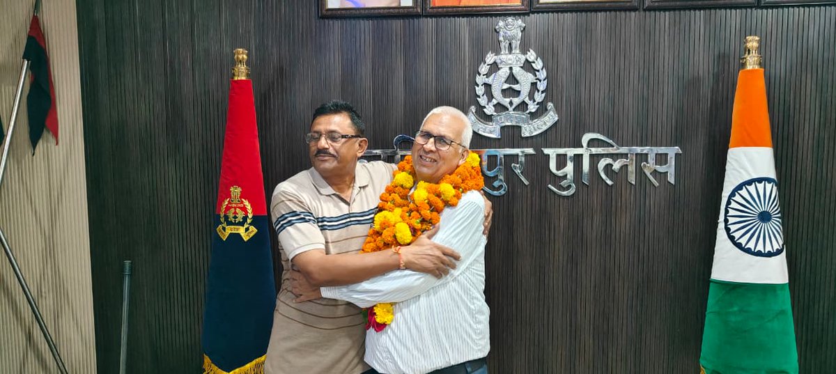 lalitpurpolice's tweet photo. #Addl_SP @kaloosingh द्वारा रिजर्व पुलिस लाइन्स ललितपुर में उ0प्र0 पुलिस सेवा से अधिवर्षता आयु पूर्ण कर सेवानिवृत्त होने वाले उ0नि0 श्री हिसामुद्दीन को उनके परिवारीजनों की उपस्थिति में स्मृति चिन्ह व पुष्पगुच्छ भेंट कर सम्मानित किया गया तथा पुलिस सेवा में रहते हुये उनके द्वारा की गयी विभिन्न सराहनीय सेवाओं को याद करते हुये उनके उज्ज्वल भविष्य, सुखमय जीवन व उत्तम स्वास्थ्य की शुभकामनाओं के साथ विदाई दी गयी।