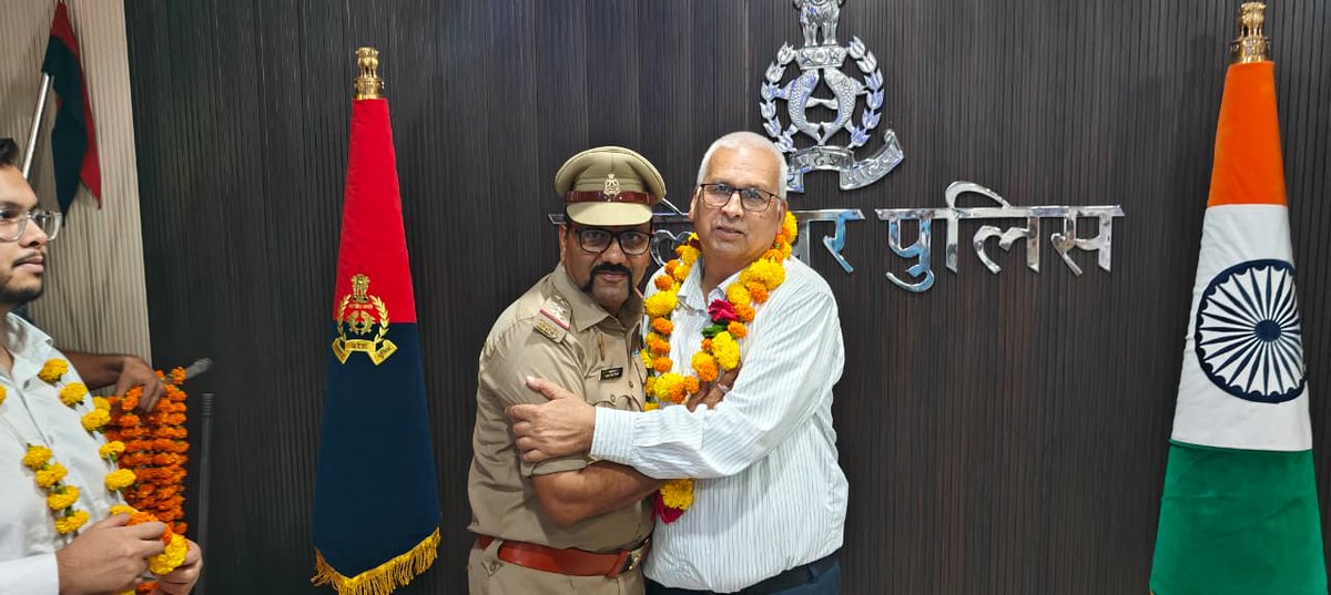 lalitpurpolice's tweet photo. #Addl_SP @kaloosingh द्वारा रिजर्व पुलिस लाइन्स ललितपुर में उ0प्र0 पुलिस सेवा से अधिवर्षता आयु पूर्ण कर सेवानिवृत्त होने वाले उ0नि0 श्री हिसामुद्दीन को उनके परिवारीजनों की उपस्थिति में स्मृति चिन्ह व पुष्पगुच्छ भेंट कर सम्मानित किया गया तथा पुलिस सेवा में रहते हुये उनके द्वारा की गयी विभिन्न सराहनीय सेवाओं को याद करते हुये उनके उज्ज्वल भविष्य, सुखमय जीवन व उत्तम स्वास्थ्य की शुभकामनाओं के साथ विदाई दी गयी।