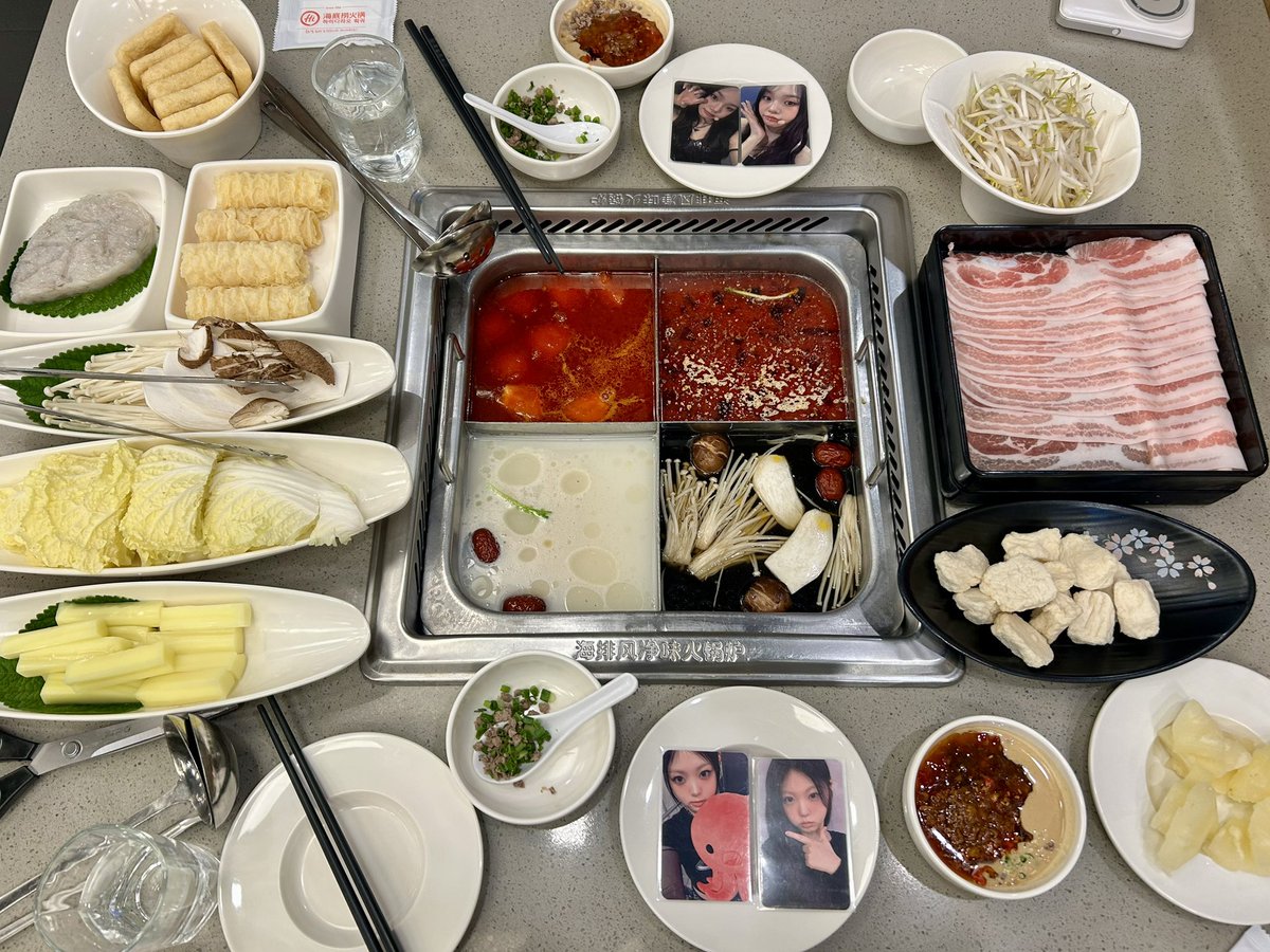 luckywithy's tweet photo. 내가정말부끄러웟돈것은
내아이가 첫 하이디라오다녀왓다고 사진 이러케 보내줫는데<<<<<<<<<
나는 친구랑 팬싸끝나고 하딜가면 둘이서 항상 이만큼 먹어왔음 #돼지런한하루 https://t.co/99s5KGgWar