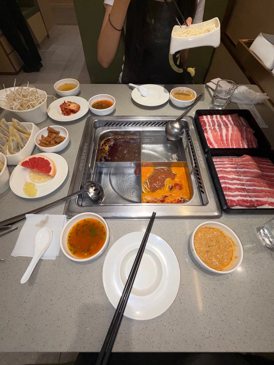 luckywithy's tweet photo. 내가정말부끄러웟돈것은
내아이가 첫 하이디라오다녀왓다고 사진 이러케 보내줫는데<<<<<<<<<
나는 친구랑 팬싸끝나고 하딜가면 둘이서 항상 이만큼 먹어왔음 #돼지런한하루 https://t.co/99s5KGgWar