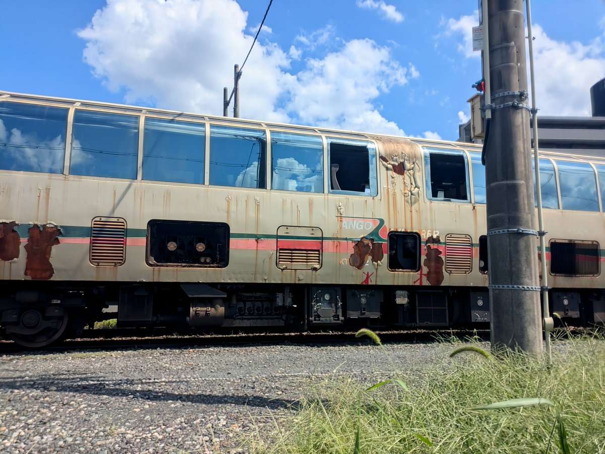 89Travel85's tweet photo. 暇だったので見に行ったら、丸印のところの窓が切り取られていた。KTR011は車庫の奥に。本格的な解体はもうすぐだと思います。寂しくなるなぁ…。 https://t.co/J0TmE68OMl