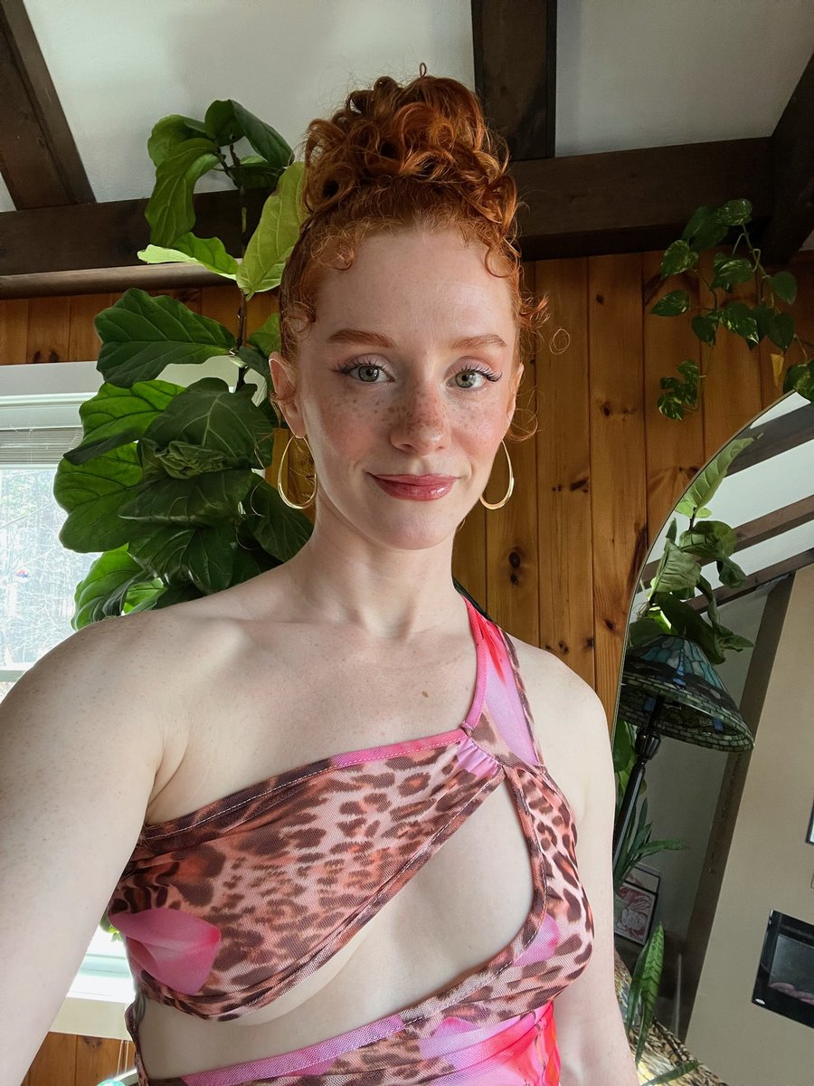 HotGingerbc's tweet photo. close up leopard energy 💗 https://t.co/19M2VVHd7v