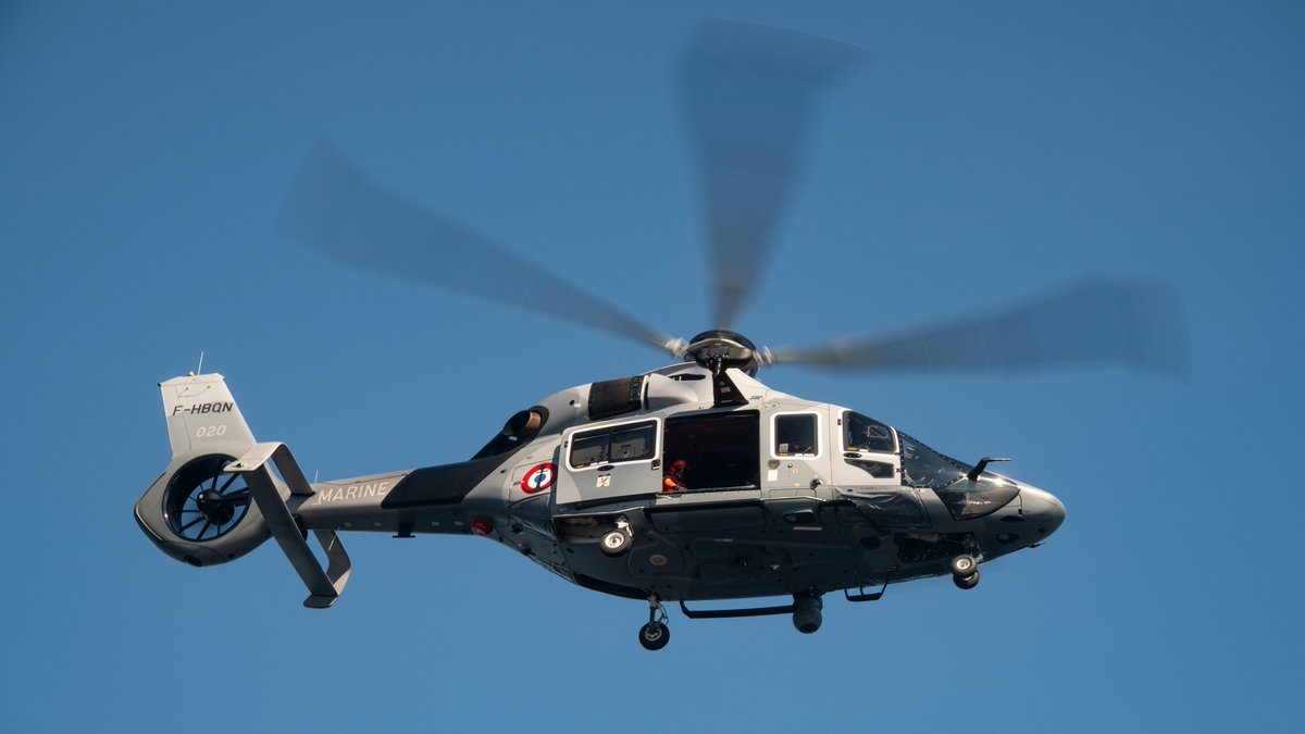 premar_ceclant's tweet photo. #PREMAR | Dans la soirée du 30.08, le navire à passagers Pont-Aven contact le #CROSSCorsen pour une évacuation médicale à son bord. Le CROSS engage immédiatement l'🚁 H160 de la @MarineNationale, qui hélitreuille à son bord le passager avant sa prise en charge à 🏥 de la Cavale Blanche.