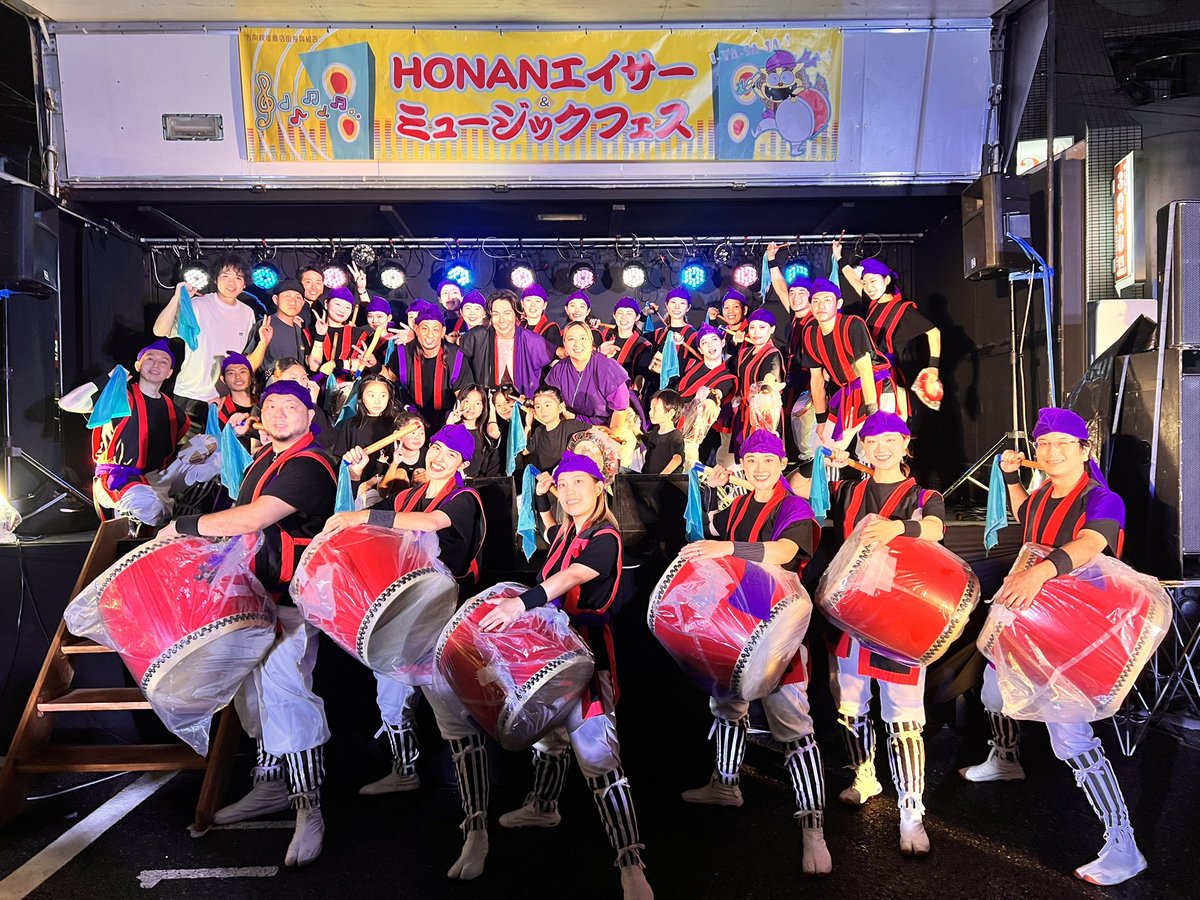 Tomoyukiyara_kd's tweet photo. #屋良チルドレン としてパフォーマンスさせてもらった【HONANエイサー＆ミュージックフェス】。
雨の中の演舞は逆に幻想的だったかなと。
そんな中でも最高に盛り上がってくれたお客様に心から感謝。

#方南エイサーむるち組 メンバーも最高でした。

#THEYARA https://t.co/H4TX8BZdVq