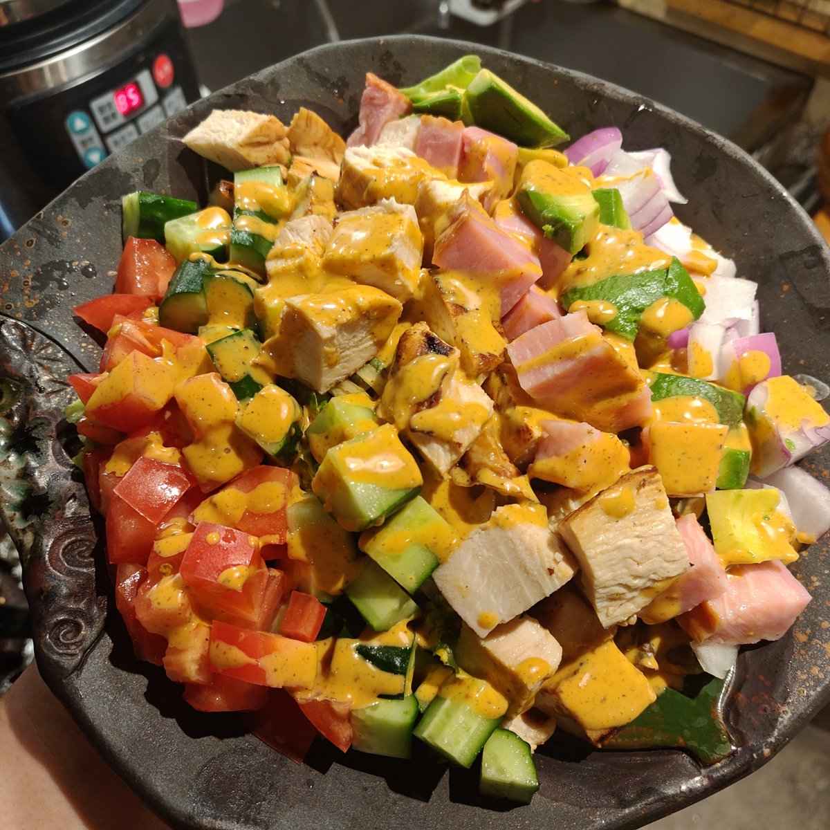 usagitogeko's tweet photo. 今日のお昼
お野菜タップリのコブサラダ
具材は、鶏ムネ、アボカド、きゅうり、トマト、ベーコン、アーリーレッド(赤玉ねぎ)ですね〜 https://t.co/IwCIIbkQQv