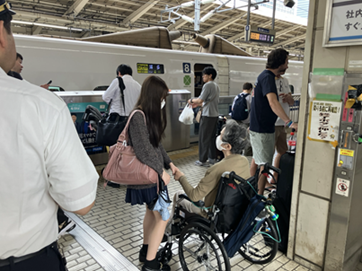 Carepro_PR's tweet photo. 都内から広島へ、終末期がん患者様の長距離移動を看護師がサポート🚄体力を考慮し新幹線グリーン車を利用。酸素管理や継続的なモニタリングを行い、安全に現地施設へお送りしました。#ケアプロ
#川添高志
#Carepro_PR　#ドコケア #民間救急 #長距離搬送 #看護師同行 #新幹線移動 #医療ケア https://t.co/kQJIVGxQMj
