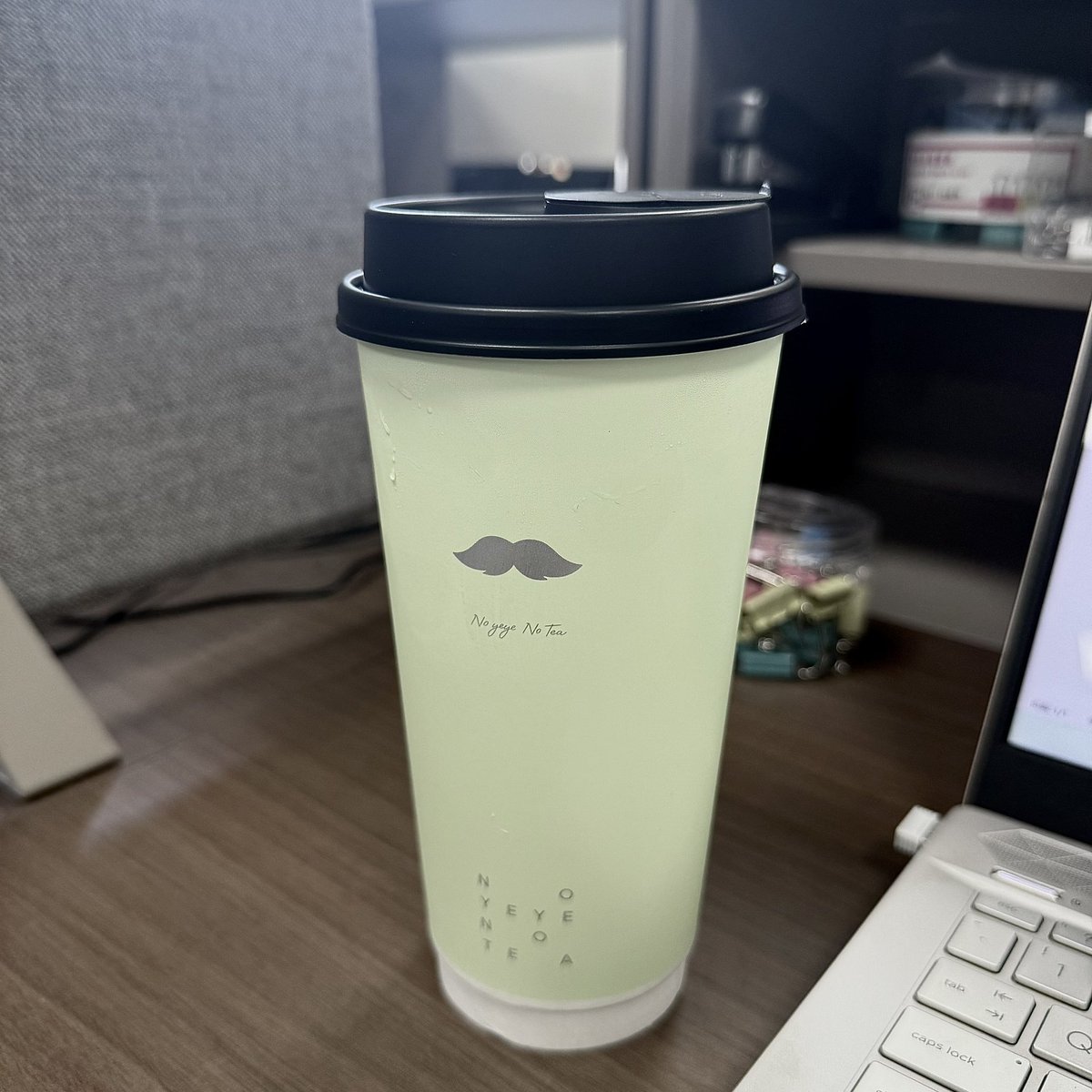 EatZZu's tweet photo. 就这样开启今日第二杯！
爷爷不泡茶这个绿色真的特别好看！像🍈的颜色 最近做无料做疯魔了，意外地发现好多奶茶纸杯都是做了工艺层的，爷爷不泡茶这个特别像逆向亚银底 https://t.co/E8Us1Pe9SH