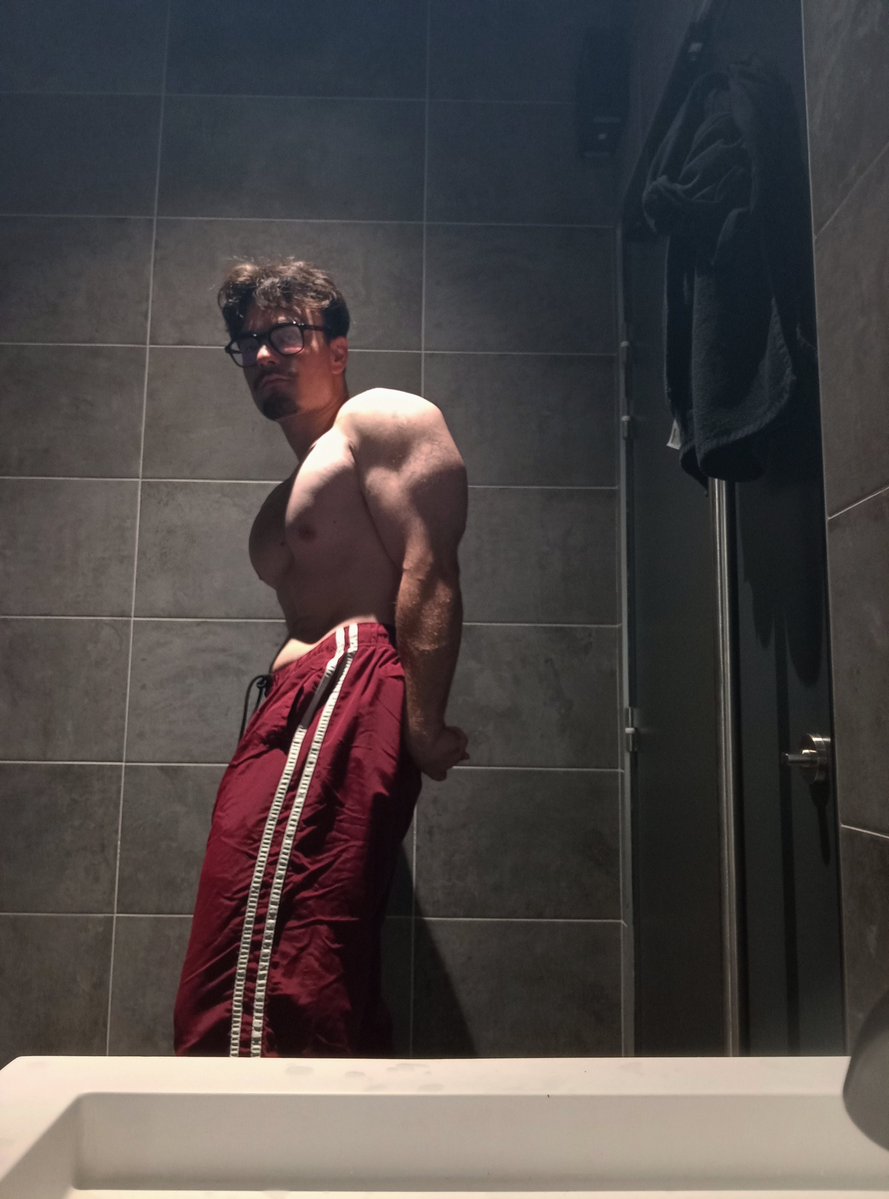 rap_hel's tweet photo. Chest is growing https://t.co/1E1rmJHv1w