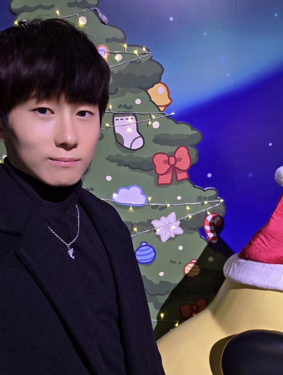 umuoo_0's tweet photo. 한솔 어떤 거랑 찍고 싶었던 걸까 ,, 

뭔가 트리랑만 찍으려고 했다가 밑에 각별님 조형물 있는 거 보고 슬쩍 같이 찍은 거 같기도 하고, 아니면 각별님하고만 찍으려고 했다가 구도 이상해서 트리랑 같이 찍은 거 같기도 하고 ..

그냥 소녀들을 위해서 이렇게 셀카 찍는 이 남자가 너무 귀엽다 https://t.co/5bJDOLhDlj