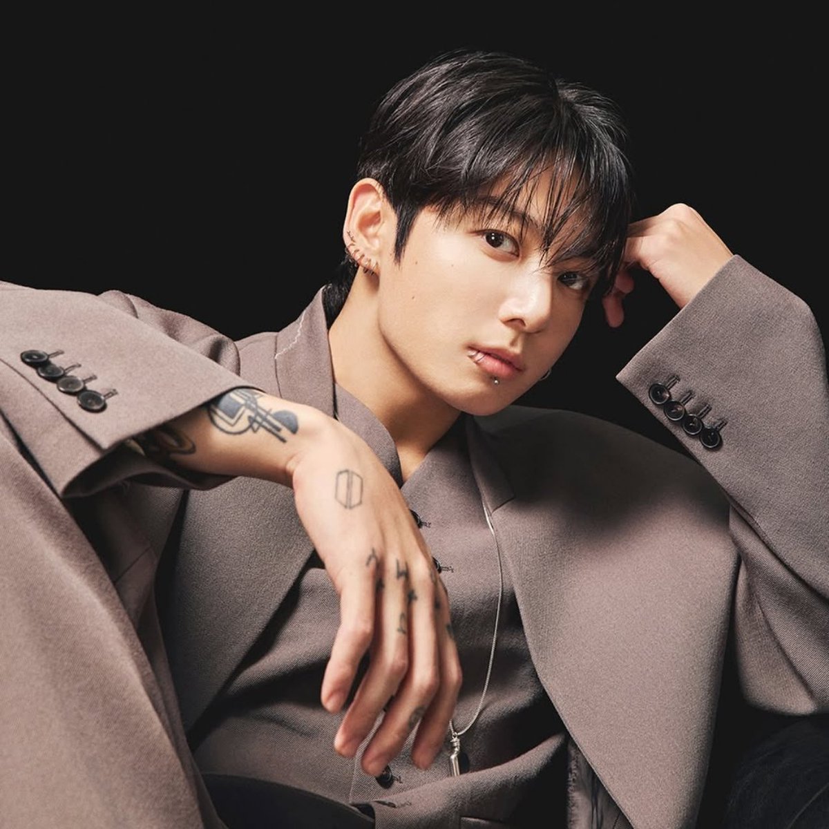 OneilyMusic's tweet photo. Happy 29th birthday to Jung Kook of BTS! https://t.co/nBz5vr3Bjz