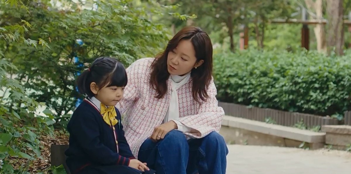 whiterosestea's tweet photo. I really loved the story in eps 10. What I love most is that the drama doesn’t just focus on the action—it also gives us more of the family dynamics, social life and the roles of a mother and father

I especially loved seeing Bona and Taeseong as Yul’s parents. Their interactions are so warm and natural and you can really feel how strong their bond is as a family. The way they care for Yul and for each other just makes their family moments even more heartwarming. I genuinely love this side of the story so much ✨

#GongHyoJin #JungJunWon #JungJoonWon #ABonaFideKiller
