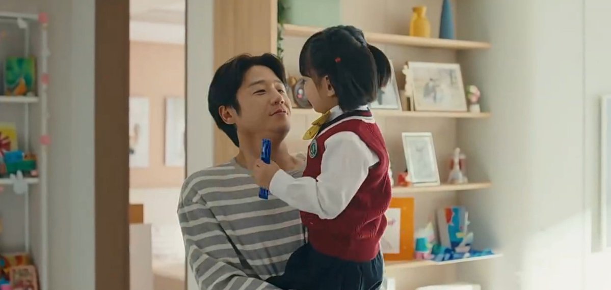 whiterosestea's tweet photo. I really loved the story in eps 10. What I love most is that the drama doesn’t just focus on the action—it also gives us more of the family dynamics, social life and the roles of a mother and father

I especially loved seeing Bona and Taeseong as Yul’s parents. Their interactions are so warm and natural and you can really feel how strong their bond is as a family. The way they care for Yul and for each other just makes their family moments even more heartwarming. I genuinely love this side of the story so much ✨

#GongHyoJin #JungJunWon #JungJoonWon #ABonaFideKiller