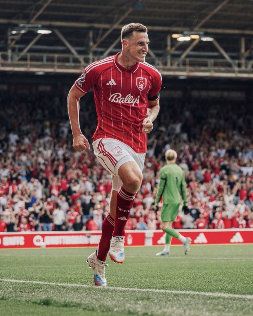 dtalksfooty's tweet photo. 🚨EXCL: Burnley are in talks to bring Chris Wood back to the club if Zian Flemming leaves. The 34yo spent five seasons at the Clarets, scoring 53 times. West Ham among clubs interested. #BurnleyFC #TwitterClarets #NFFC #WHU https://t.co/i9AiBUFv6S