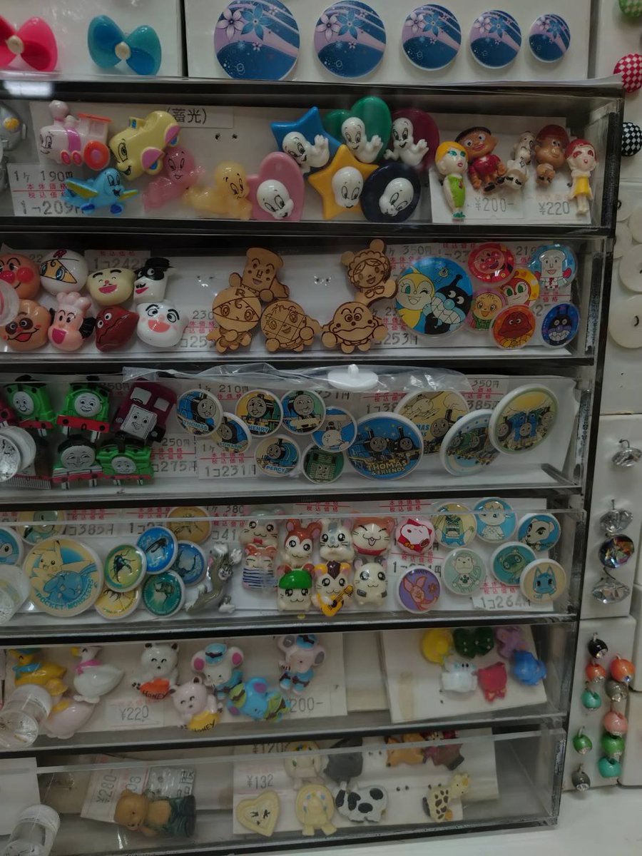 premiere_poupee's tweet photo. キャラクターのかわいいボタン達です😊
#京都 #手芸店 #ボタン https://t.co/58BvcrouSC