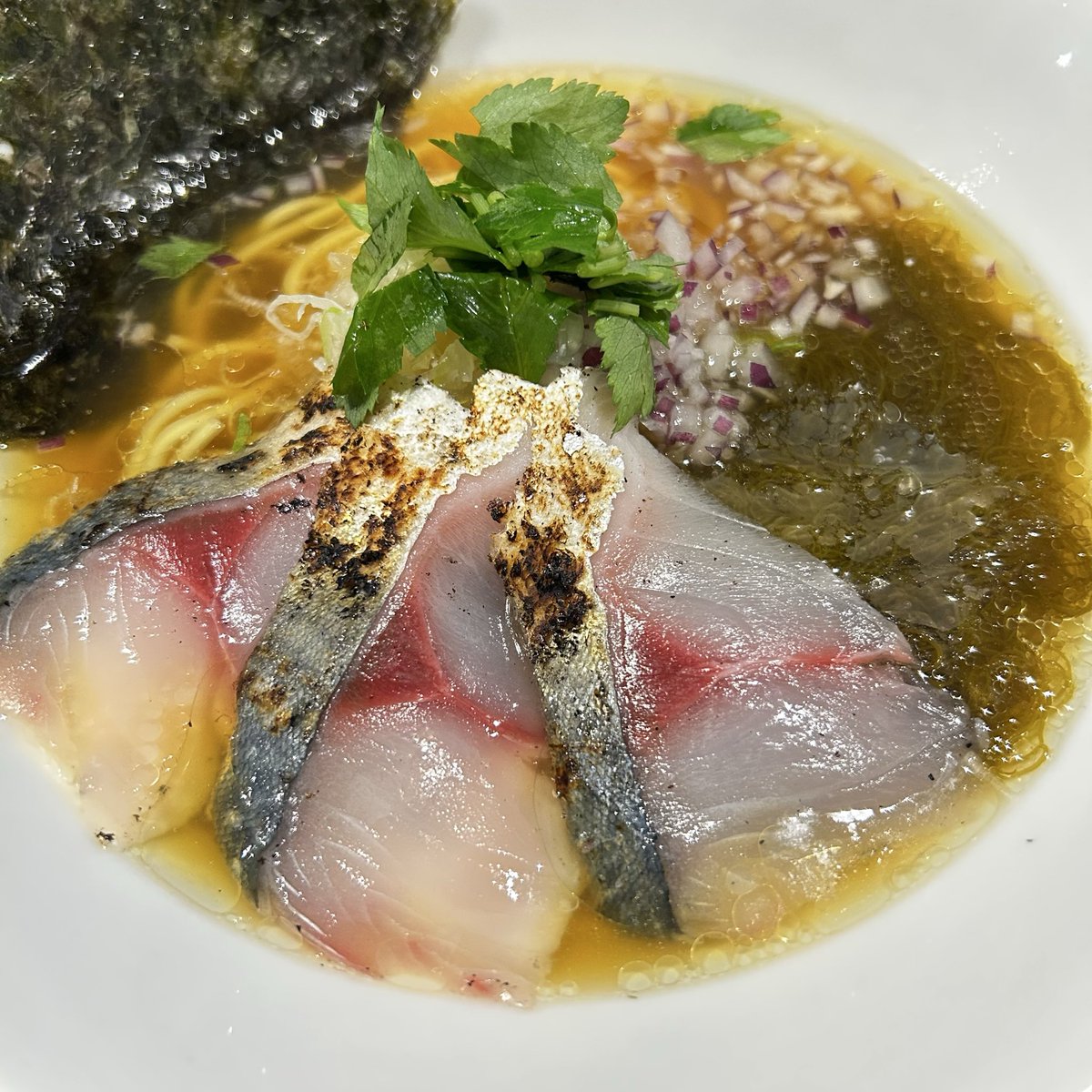 Tonari20160701's tweet photo. 本日からの限定がこちらになります。
【鯖の炙りともずくの醤油ラーメン¥1,600】
鯖節と鶏ガラの醤油スープに鹿児島県産のむじょか鯖の炙りともずくを合わせました。
今週いっぱい販売予定です。
よろしくお願いいたします。

#ラーメン
#醤油ラーメン
#むじょか鯖
#渋谷ランチ
#渋谷ラーメン https://t.co/gJuvGoY9jG