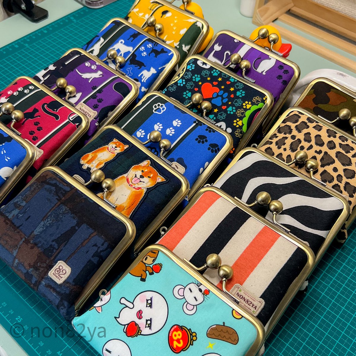 enjornon's tweet photo. 東京ハンドメイドマルシェへ持って行くがま口達、揃いました👛✨

先ずは
ほどよいお財布👛
10000円～
(素材によってお値段は変わります。）

小さいのにお札を畳まずに使えるお財布です👛 https://t.co/JFYHQA0xfm