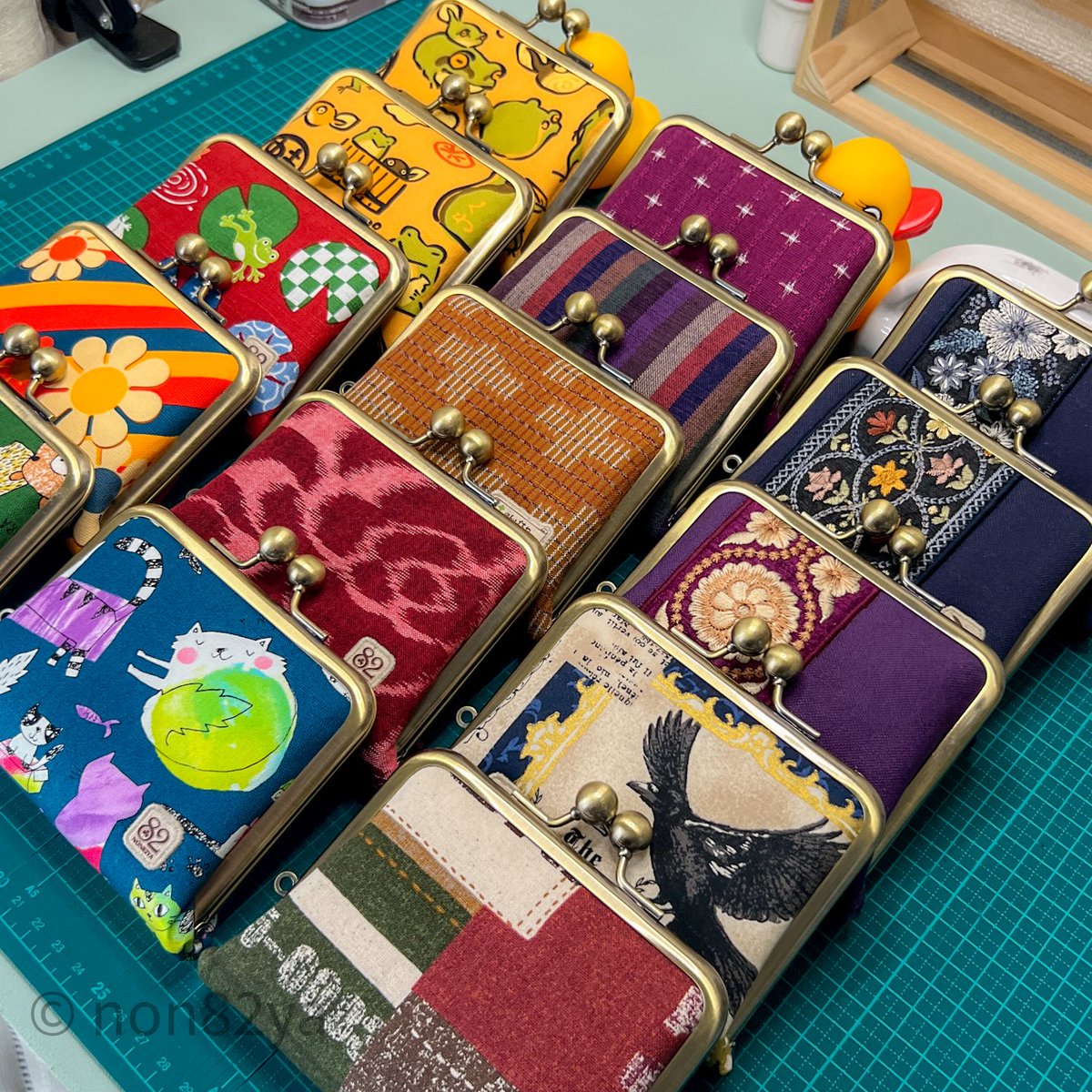 enjornon's tweet photo. 東京ハンドメイドマルシェへ持って行くがま口達、揃いました👛✨

先ずは
ほどよいお財布👛
10000円～
(素材によってお値段は変わります。）

小さいのにお札を畳まずに使えるお財布です👛 https://t.co/JFYHQA0xfm