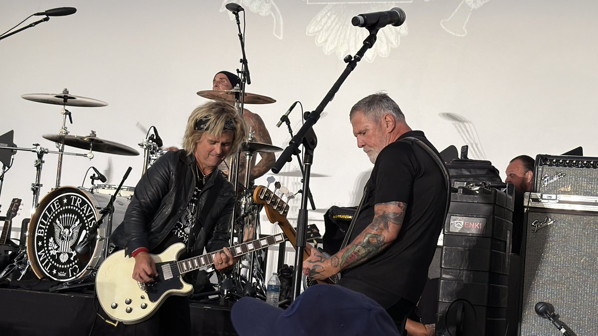 yugo1008's tweet photo. CRETIN FAMILYのライブ、最高だった！！
90年代PUNKは自分にとって青春そのものだったので、このスーパーバンドのラインナップでRAMONESの曲をやってくれるなんて、まさに夢のようでした！
このままこのバンドを続けてほしい！！🔥
#CRETINFAMILY #RAMONES #ラモーンズ #CJRAMONE #GREENDAY https://t.co/xU5K0XrrG5