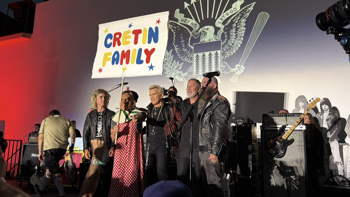 yugo1008's tweet photo. CRETIN FAMILYのライブ、最高だった！！
90年代PUNKは自分にとって青春そのものだったので、このスーパーバンドのラインナップでRAMONESの曲をやってくれるなんて、まさに夢のようでした！
このままこのバンドを続けてほしい！！🔥
#CRETINFAMILY #RAMONES #ラモーンズ #CJRAMONE #GREENDAY https://t.co/xU5K0XrrG5