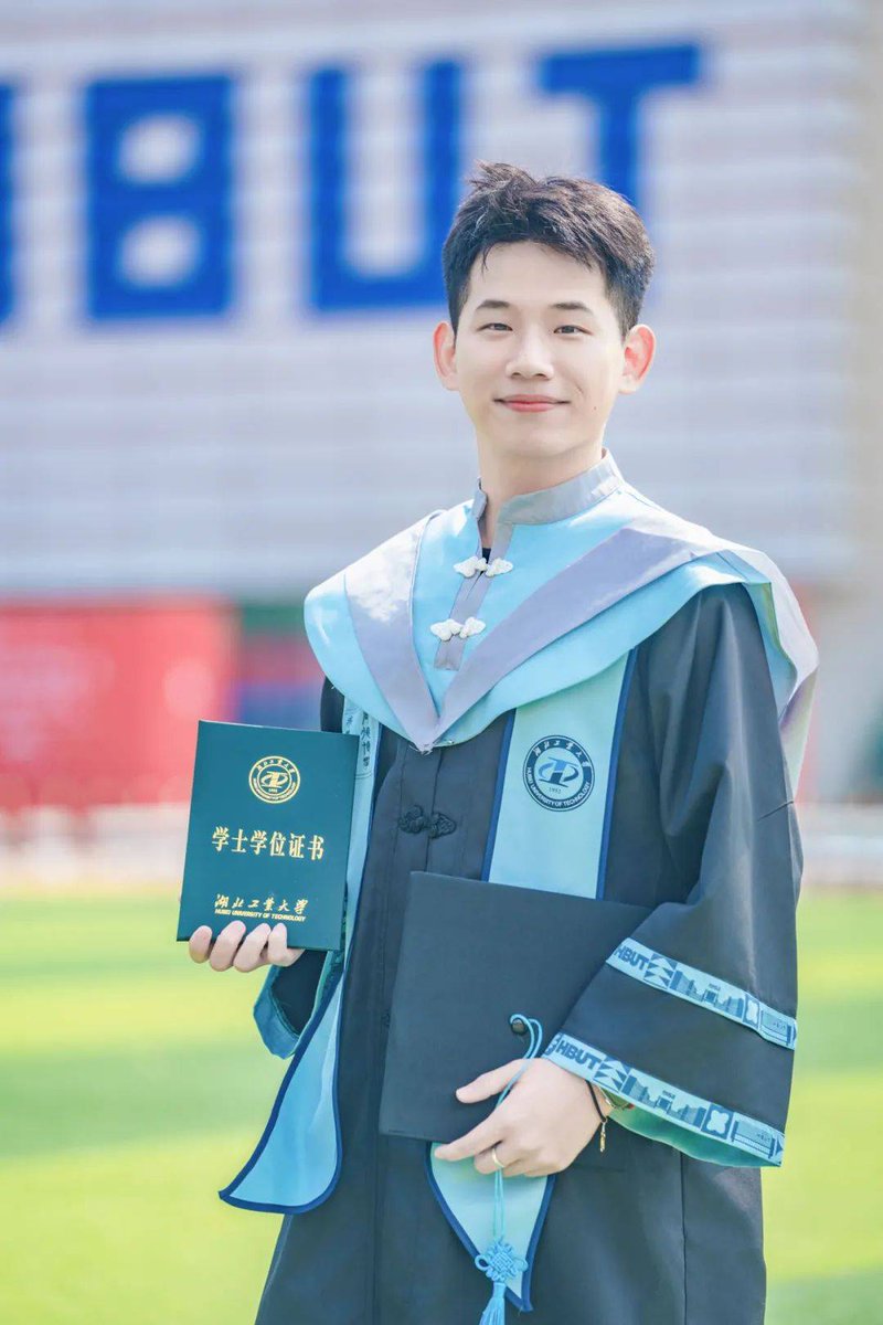 honoe067552's tweet photo. Graduation check: cap and gown on, diploma in hand, ready for the next chapter. Let’s go! https://t.co/aDAWXJyRQ7