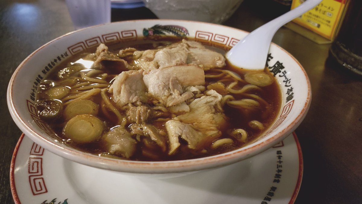 takatoryo's tweet photo. 末廣ラーメン本舗@秋田駅前分店

秋田発祥の人気ラーメン店。
都内だと高田馬場や中野、新橋にも出店中。無料でネギ乗せ放題のサービスがなんともうれしい。秋田ブラックとも呼ばれる黒い醤油スープが特徴的な満足度の高い逸品🍜

ごちそうさまでした！ https://t.co/RywdVvY5DO