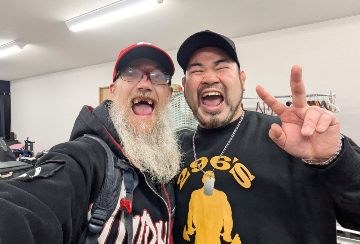 blackbu18515564's tweet photo. My hero! You too!!!! #ICWNHB https://t.co/ORTJXvEGml