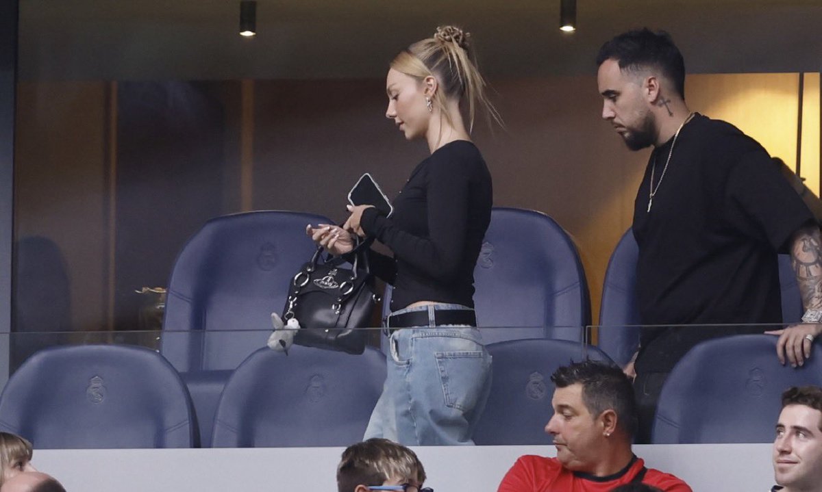 SabRaconte's tweet photo. Ester Expósito avec un pingouin sur son sac … ça rappelle le commentaire de Kylian Mbappé sur sa story il a quelques jours. 

Ça doit être un truc entre eux, sachant que le pingouin est un symbole de fidélité, amour durable, monogamie, complicité, protection et soutien ❤️ https://t.co/mBDgcKfnYC