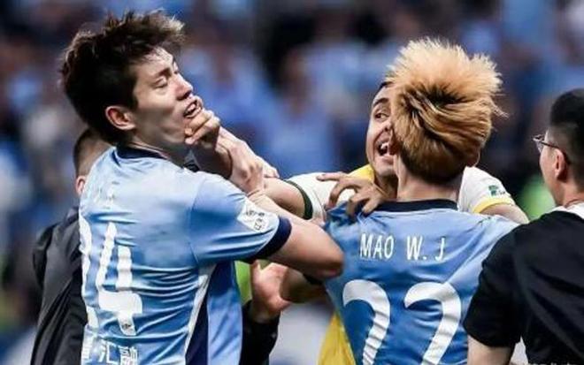 domesoccer's tweet photo. ブログ更新：中国サッカー大連英博vs北京国安で大乱闘が発生　大立ち回りの元ガンバ大阪MFダワンに厳罰＆退団か 
https://t.co/cN7YyiAeea https://t.co/MOTpfd8xQ5