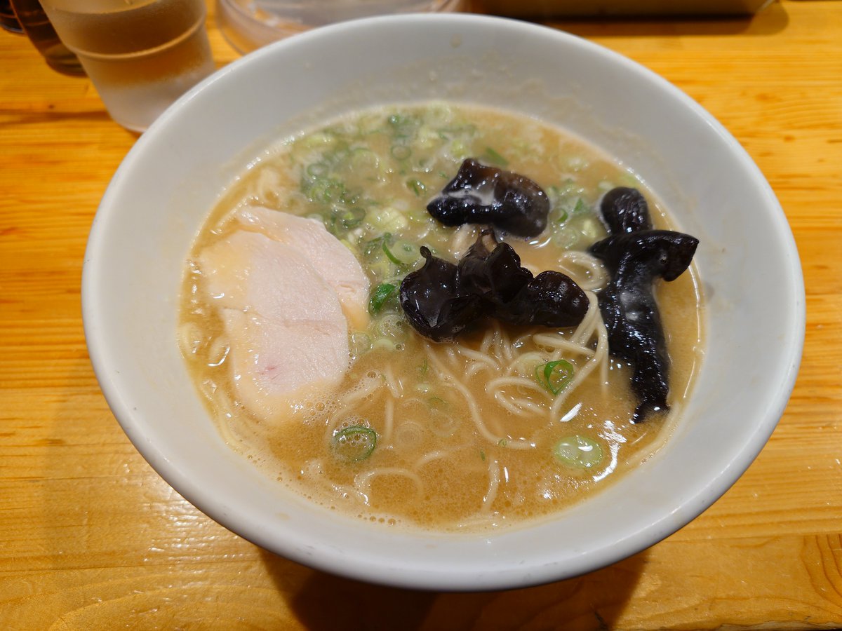 olekun's tweet photo. 神戸市　らーめん一嗹　本店
鶏白湯らーめん https://t.co/KpCOoKMHn9