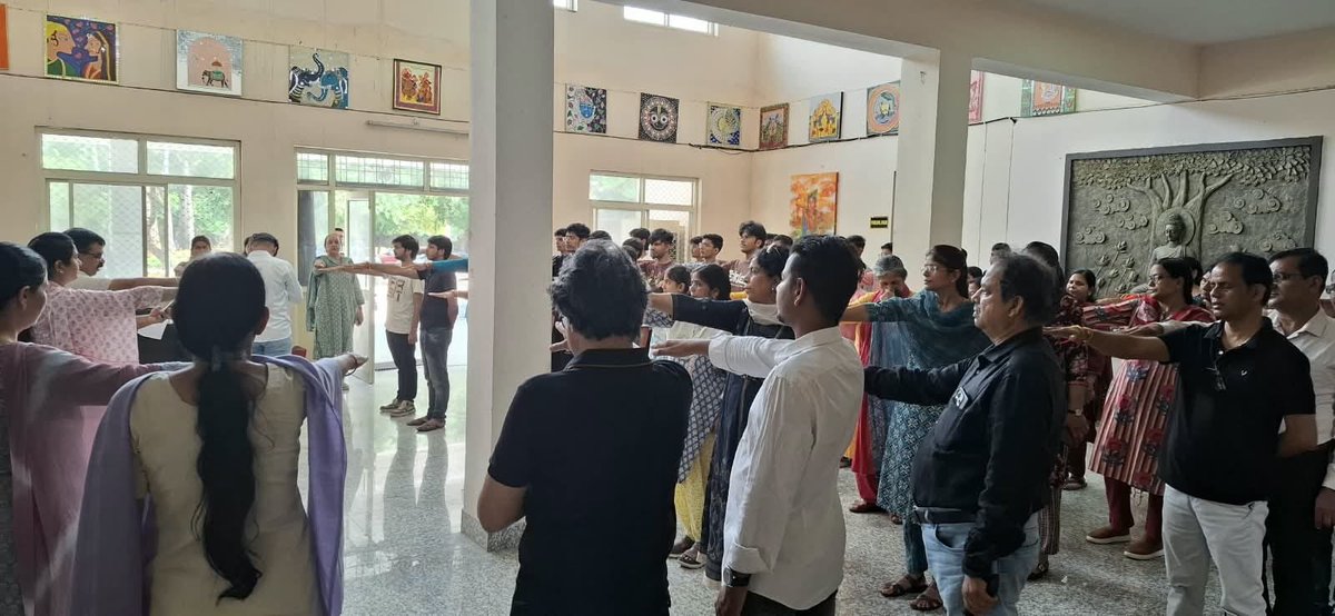 DEOKotaElection's tweet photo. #ELC_Activity
#मतदाता_जागरूकता_गतिविधि
✨#कोटा
✨ राजकीय कला महाविद्यालय, कोटा में युवाओं की लोकतंत्र में भूमिका पर चर्चा हुई एवं शपथ दिलाई गई
✨ आज के विद्यार्थी, भविष्य के जागरूक मतदाता ✨
#ECI #Electoralawareness 
#SVEEP 
@ECISVEEP
@CeoRajasthan @DIPRRajasthan 
@Dcdmkota https://t.co/c2Ao5p9ndK