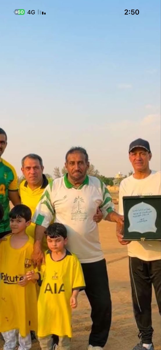 saeedali_33's tweet photo. عصر قبل أمس السبت 1448/3/16 احتفل فريق #خضيراء بنجوم وقدامى #التعاون على ملعبه بحي خضيراء هذا الحي المتميز بمناشطه الاجتماعية بشكل متميز  ، جاءت هذه الفكرة بدعم من الصديق الغالي : إبراهيم الرقيبة ( أبو وليد الذي كان يُكنى بأبي راشد سابقاً ) وهو بالمناسبة ( عميد وكبير رؤوساء فرق الحواري الرياضية في #بريدة ) فكرة جميلة واحتفالية أجمل ، منافسات ودورات فرق الحواري في #بريدة كانت تحظى بمتابعة جماه��ري كبيرة تفوق كثير من المباريات في #دوريي_روشن_والأولى ، وكم أتمنى أن يكون لفرع #وزارة_الرياضة_بالقصيم وناديي #الرائد #والتعاون دور كبير في دعم فرق الحواري ومنافساتها والاجتماع برؤوسائها وإعادة نشاطها ووضع التسهيلات لتلك الفرق .  

ختاماً : لدينا في فريق #الشباب فكرة بخصوص تكري��  نجوم #الرائد القدامى والنجوم الأبرز بأندية #القصيم عموماً وقد بدأنا في الترتيب لها منذ فترة ومازالت الترتيبات قائمة ، هذه الاحتفالية ستكون حديث الأوساط الرياضية بالقصيم .

#فرع_وزارة_الرياضة_بالقصيم
#الرائد
#التعاون 
@AlshbabFryq
@SHABABBURAIDAH 
#القصيم
#بريدة 
#فريق_خضيراء
#فريق_الوجيعان  
#فريق_رواق
#فريق_الجنوب 
#فريق_التاج
#فريق_الكرامة
#فريق_الهلال
#فريق_التضامن 
#فريق_التضامن_الشمالي 
#فريق_سانتوس
#فريق_الترجي 
#فريق_الدوار