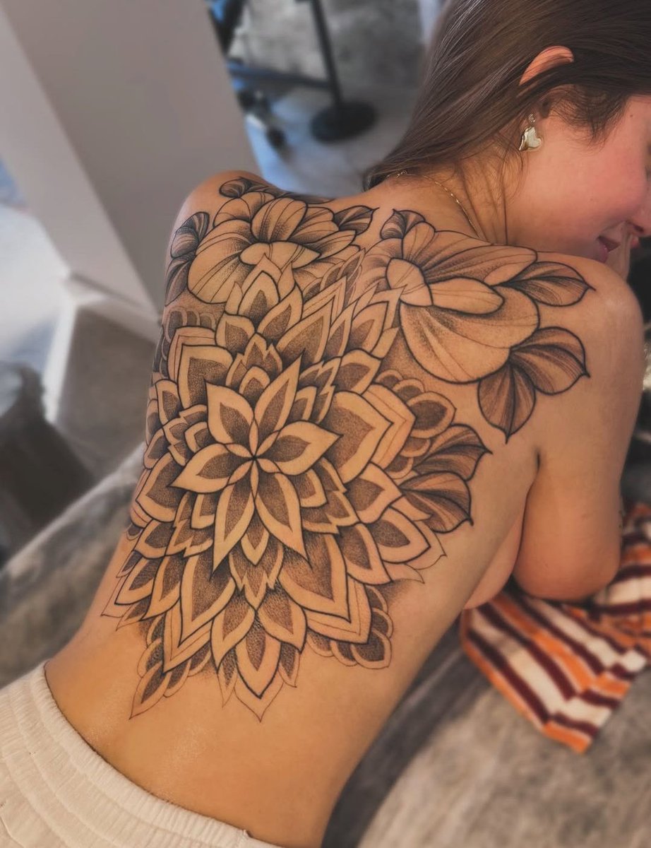 MrCurly21A's tweet photo. @Tattoos do you want something like this send me a dm https://t.co/S1CS8G0mzl