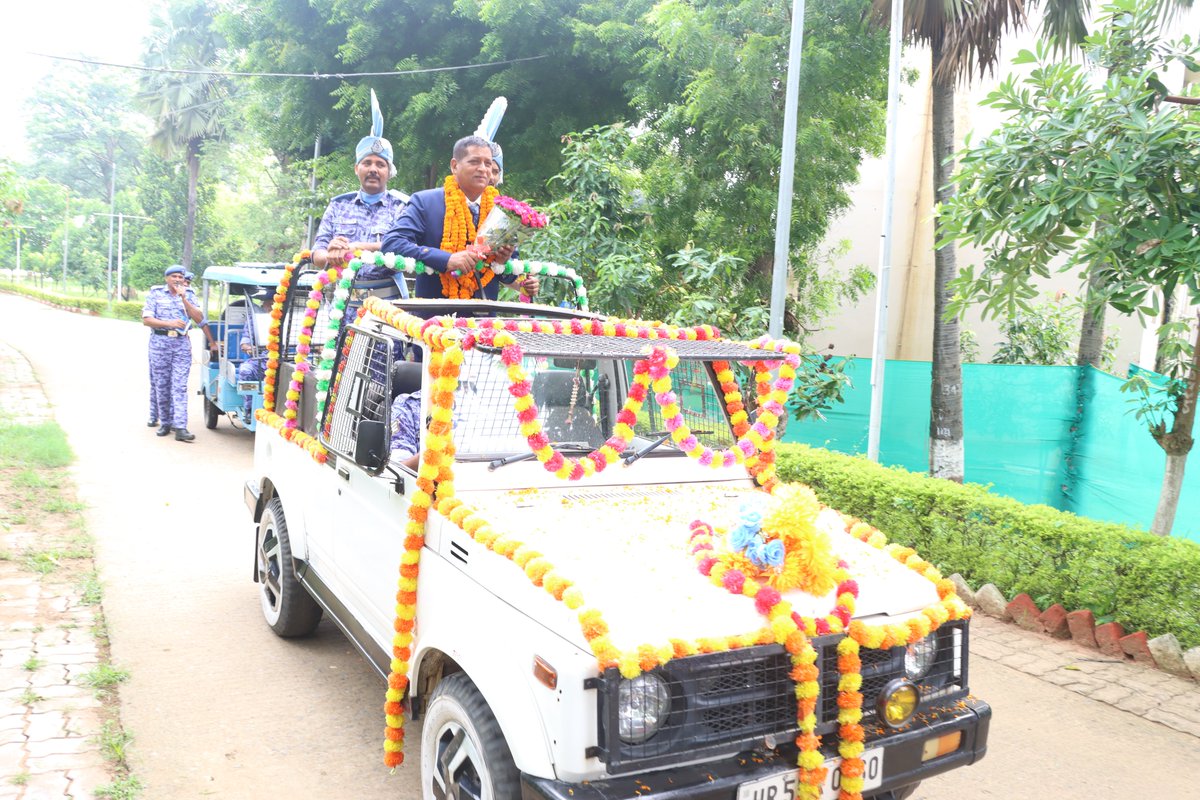 114Raf's tweet photo. 114 RAF organized a farewell ceremony at HQ in the honour of Insp/GD Sudhir kr. Singh. Sh. Aswini Kr. Jha, Comdt. expressed gratefulness on the behalf of the unit to him for his exemplary 39 years of dedicated service. The 114 RAF family wishes him good health &amp; happiness ahead. https://t.co/pZ704ytBo9
