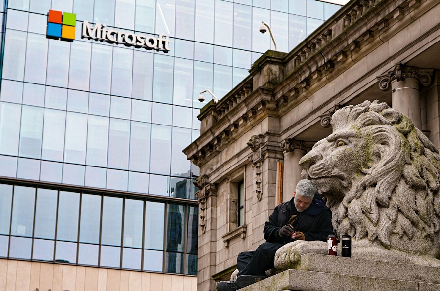 arainfonoticias's tweet photo. Microsoft mintió sobre residuos peligrosos en la obtención de las licencias municipales para limpiar el terreno de sus centros de datos en Puerto Venecia

👉 En su proyecto técnico afirmó no haber encontrado ninguno, mientras que en documentación aprobada, dos meses antes, por el Gobierno de Aragón reconocía haber identificado amianto (fibrocemento) en cuatro escombreras. En dicho anexo, descartado tras modificación de PIGA aceptada por el ejecutivo de Azcón, la multinacional estimaba 5.200 toneladas de restos peligrosos en la zona de obras: https://t.co/jIvxZNTqRB

✍️ Informa Alonso Llorente