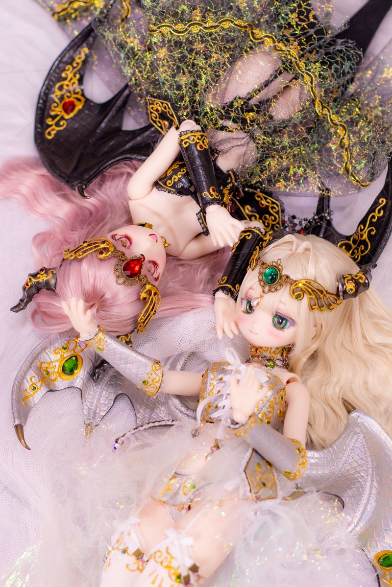 pinktail_dd's tweet photo. 🐉🤍「お姉さま。運命のひとに出会うと、竜はどうなるの？」

🐉🖤「そうね……世界でいちばん強い竜でも、甘えんぼうになってしまうのかも」

🐉🤍「星を渡れる翼があるのに、あの方のおひざから離れたくないの」

🐉🖤「ふふ。わたしたち、やっと見つけたのね。永い永い旅の、その先に」

#りーちゃんっ子 #MDDはいいぞ
