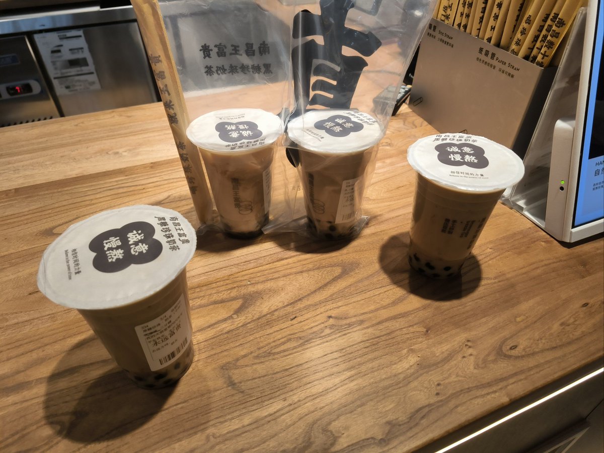 lemoncool104's tweet photo. [喝完的奶茶杯别扔！剪去杯盖那截，套在鼠标线根部，再也不用担心线被桌角磨破～]， https://t.co/2SyPFC6SKg