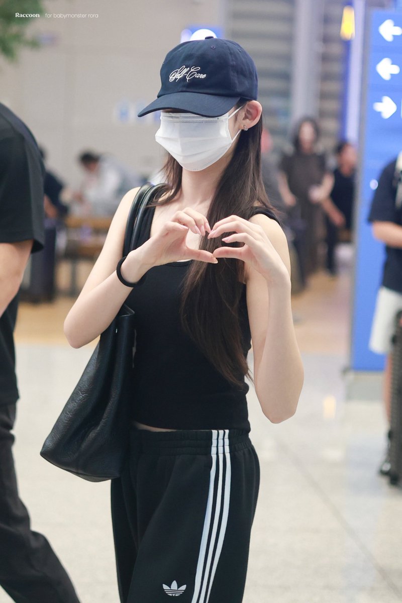 Raccoon_rora's tweet photo. 260831 ICN

🫶🏻

#RORA #로라 #이다인 #BABYMONSTER #베이비몬스터 https://t.co/wActlLSvyr